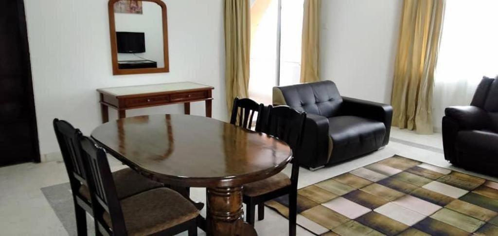 D'Lina Pelangi Apartment Chukai Екстериор снимка