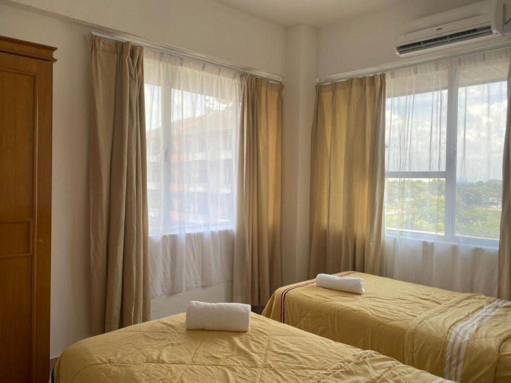 D'Lina Pelangi Apartment Chukai Екстериор снимка